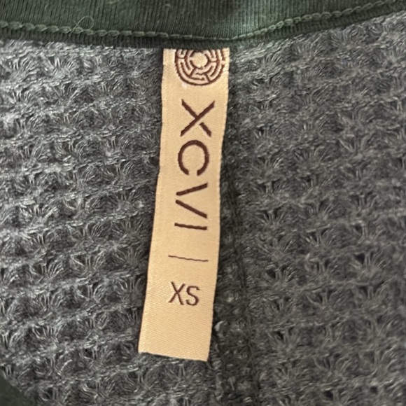 XCVI Thermal Waffle Knit V Neck Asymmetric Hem Oversized Tie Dye Top - Size XS - Picture 4 of 6